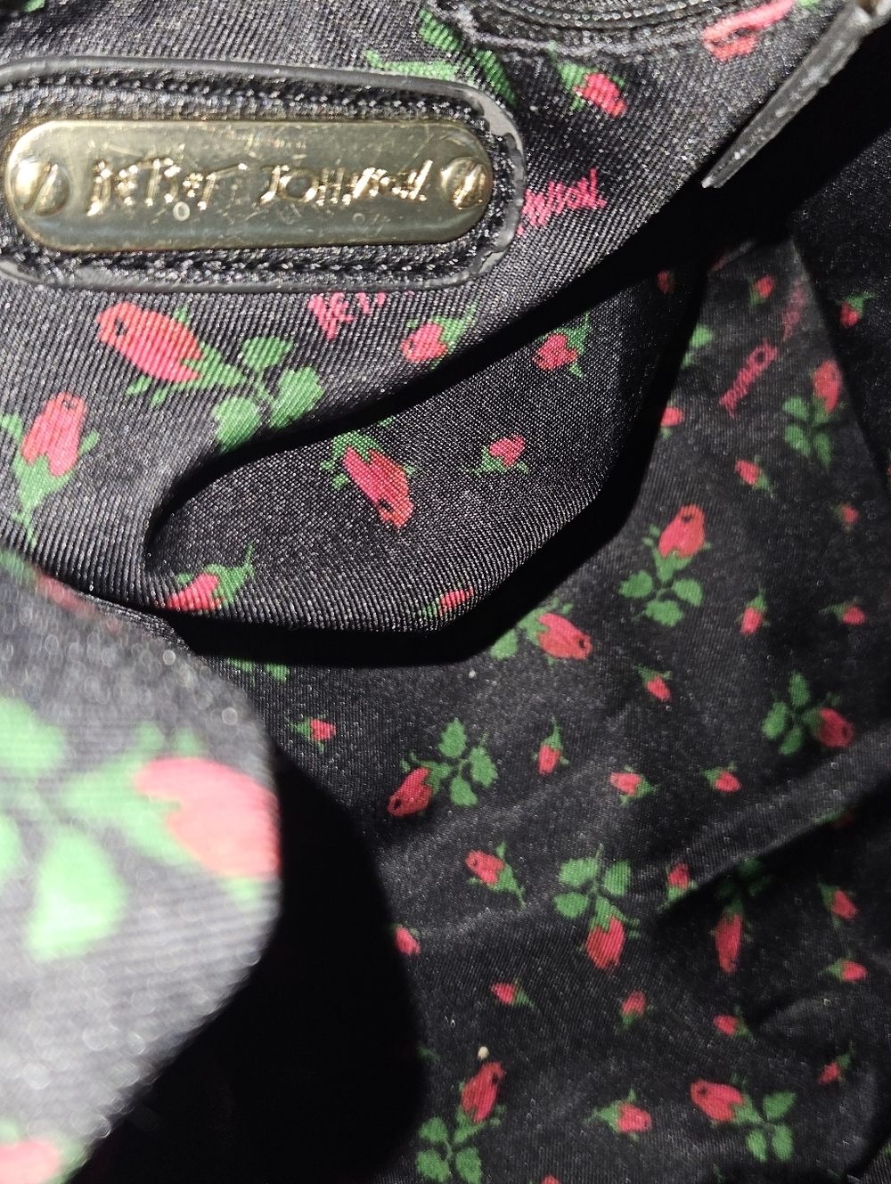 Betsey Johnson Quilted w/Heart Shaped Pattern Black & White Weekende/Travel Bag - Picture 13 of 16